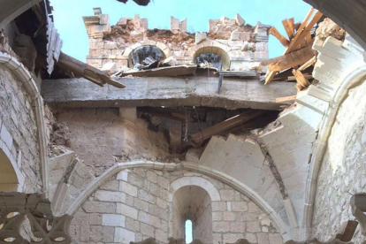El viento derribó la espadaña de la iglesia de Villangómez.-ECB