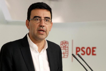 El portavoz de la gestora del PSOE, Mario Jiménez, en la sede del partido.-EFE / JAVIER LÓPEZ