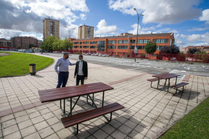 Los concejales Leví Moreno y Josué Temiño junto a la zona de picnic del nuevo aparcamiento de autocaravanas, en Gamonal. TOMÁS ALONSO