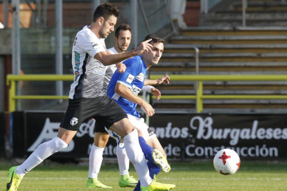 Iker Hernández pugna por un balón en un choque disputado en El Plantío-Santi Otero