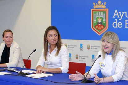 Idoia Costa, directora de proyectos de Promueve Burgos (izqda) junto a Carolina Blasco y la chef Isabel Álvarez.-RAÚL G. OCHOA