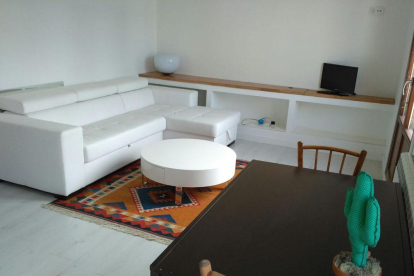 El salón de estar del apartamento que alquila Jesús Manuel.-ECB