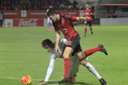 Álex García supera a un defensor durante el partido ante el Nàstic de Tarragona.-ALFONSO G. MARDONES