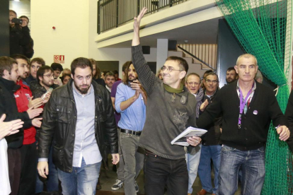 Juan Carlos Monedero es recibido por sus seguidores en Lavaderos.-RAÚL G. OCHOA