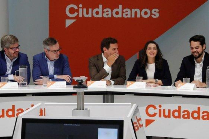 Rivera, entre Villegas y Arrimadas y junto a otros dirigentes de Ciudadanos, durante la reunión del Comité Ejecutivo que han celebrado este lunes.-EFE / ZIPI