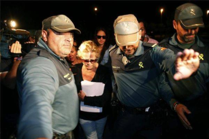 Maite Zaldívar ingresa en prisión escoltada por guardias civiles.-Foto:   JORGE ZAPATA / EFE