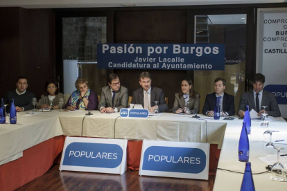 El candidato a la Alcaldía del PP, Javier Lacalle (en el centro), estuvo acompañado de buena parte del su lista de colaboradores.-SANTI OTERO