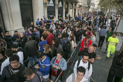 Cola ante la tienda de Apple en el paseo de Gràcia de Barcelona, a primera hora de este viernes.-Foto: JOAN CORTADELLAS