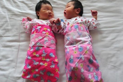 Dos bebés, en un hospital de Pekín.-AFP / FREDERIC J. BROWN