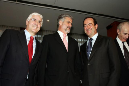 Manuel Marín, en el centro, junto a los expresidentes de Castilla-La Mancha José Bono (derecha) y José Manuel Barreda, en una imagen del 2005.-JOSE RAMON LADRA