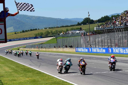 Binder cruza la meta de Mugello por delante de Di Giannantonio (derecha) y Bagnaia (izquierda).-GIUSEPPE CACACE / AFP