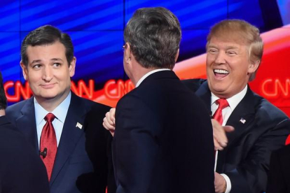 Jeb Bush (de espaldas) bromea con Ted Cruz (izquierda) y Donald Trump, al final del debate.-AFP / ROBYN BECK