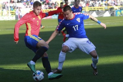 Deulofeu recorta a un jugador de Croacia en el último compromiso de la selección española sub21 en Burgos, en marzo de 2016. RAÚL OCHOA