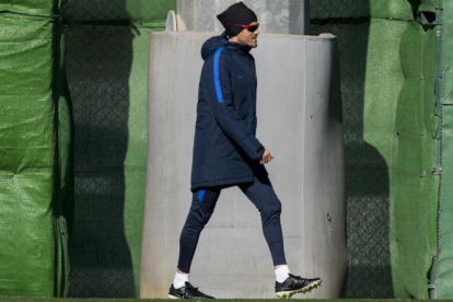 Luis Enrique entra en la ciudad deportiva para dirigir el entrenamiento del Barça antes de recibir al Atlético en la Copa.-JORDI COTRINA