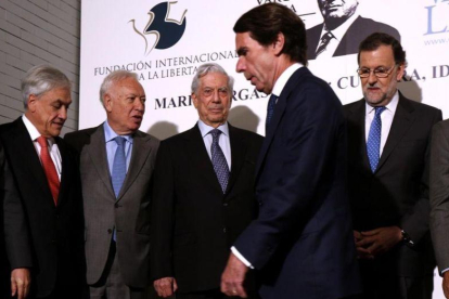 Aznar y Rajoy evidencian la frialdad entre ambos en un acto de homenaje a Mario Vargas Llosa, el pasado marzo, en Madrid.-DAVID CASTRO