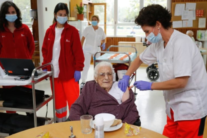 Donatila Martín recibe su tercera dosis de vacuna a sus 108 años. ECB
