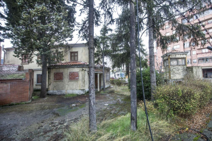 Este es el antiguo solar de Defensa donde se ubicará la nueva residencia de ancianos, junto a la calle Vitoria.-ISRAEL L. MURILLO