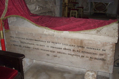 Colegiata de San Cosme y San Damián, Covarrubias - Tumba del conde Fernán González; sarcófago de alabastro del siglo V. FOTO: Ecelan