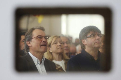 El 'president' Carles Puigdemont y el 'expresident' Artur Mas, en un acto del PDECat en el Teatre Nacional de Cataluña.-EFE / ALEJANDRO GARCIA