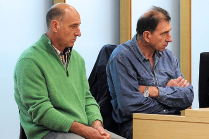 José Ángel Braceras, absuelto por el tribunal, y su hermano Doroteo, durante una sesión del juiico celebrado en la Audiencia-Santi Otero