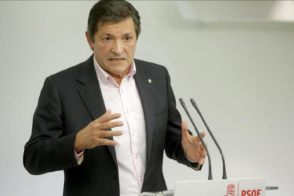 El presidente de la gestora, Javier Fernandez, en rueda de prensa.-JOSÉ LUIS ROCA