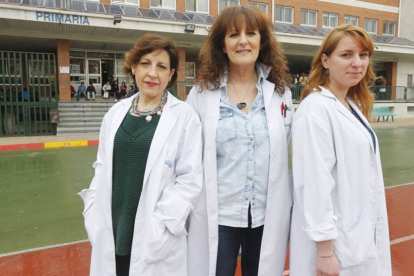 Tres de las cuatro profesoras encargadas de implantar el programa posan en el patio del colegio Círculo Católico.-RAÚL G. OCHOA