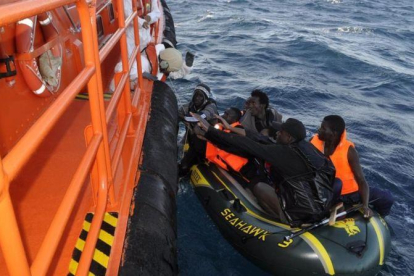 Una embarcación de Salvamento Marítimo rescata a un grupo de inmigrantes en aguas del Estrecho.-EL PERIÓDICO/ ARCHIVO