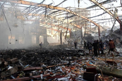 Vista de la destrucción tras el bombardeo contra un funeral en Saná, el 8 de octubre.-AFP / MOHAMMED HUWAIS