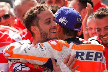 Marc Márquez abraza a Andrea Dovizioso, en Austria.-ALEJANDRO CERESUELA