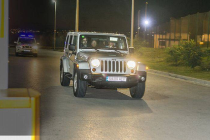 Los Núñez, con chófer y abogado, a la entrada de la cárcel de Quatre Camins, anoche.-Foto: JOAN PUIG