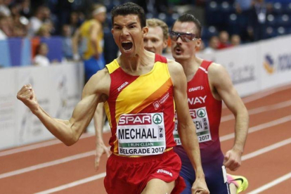 Adel Mechaal celebra el éxito en los 3.000 metros de Belgrado.-AP / MARKO DROBNJAKOVIC