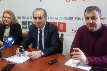 Luis Briones (centro) compareció ante la prensa junto a los concejales, Amparo Simón y Ángel Rocha. L. V.