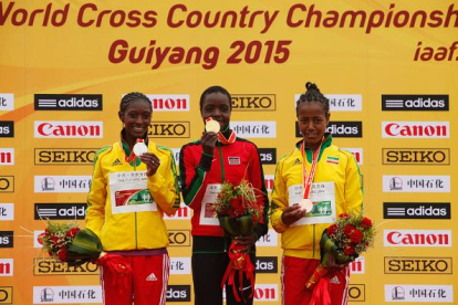 De izquierda a derecha, Tefere, Tirop y Gudeta en el podio del último campeonato del mundo de cross.-