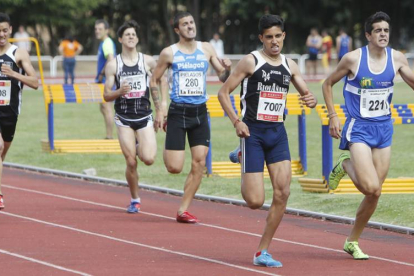 Un momento de la prueba de los 800 metros.-RAÚL OCHOA