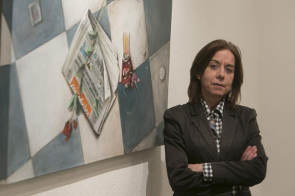 Mariángel González, junto a una pintura que se recrea en el paso del tiempo desde una mirada política y, sin pretenderlo, muy actual.-Raúl Ochoa