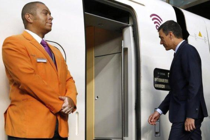 Pedro Sánchez en el viaje inaugural del AVE a Granada.-EFE
