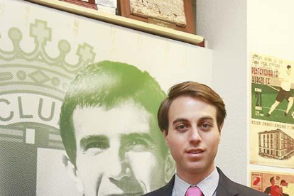 Franco Caselli posa junto a la foto de Juan Gómez Juanito.-RAÚL G. OCHOA