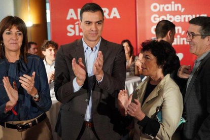 La Secretaria General de los Socialistas Vascos, Idoia Mendia, el presidente del Gobierno en funciones, Pedro Sánchez, la ministra de Educación y Portavoz del Gobierno en funciones, Isabel Celaá, y Patxi López en Vitoria.-EUROPA PRESS