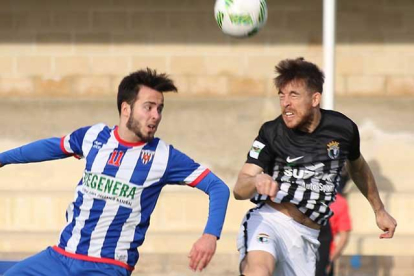 Álvaro Antón pugna un balón por alto con un rival, ayer, en Estella.-NOTICIAS DE NAVARRA