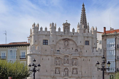 El nuevo Focus, elegante y vistoso junto al Arco de Santa María.-HÉCTOR FUSTEL