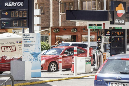 La gasolinera de la calle Sanz Pastor expedía ayer el litro de combustible diesel por menos de un euro.-SANTI OTERO