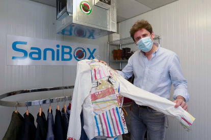 Mario Albarrán, director comercial de Fricaltec, muestra el prototipo de Sanibox ubicado en las instalaciones de la empresa. / RAÚL G. OCHOA