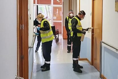 Miembros de la UME realizan labores de desinfección en una residencia. ECB