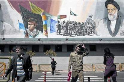 Un mural celebrando la Revolución iraní de 1979 preside una calle del centro de Teherán.-Foto: AP / VAHID SALEMI