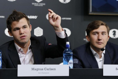 Magnus Carlsen (izquierda) y Serguéi Karjakin, durante la presentación del encuentro en Nueva York.-EDUARDO MUÑOZ ALVAREZ / AFP