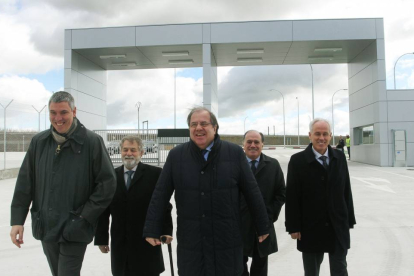 El presidente de Renault España, José Vicente de los Mozos, el alcalde de Villamuriel, Carlos Morchón; el presidente de la Junta de Castilla y León, Juan Vicente Herrera; el consejero de Industria, Tomás Villanueva y el delegado de la Junta en Palencia, L-Ical