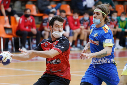Los jugadores del UBU San Pablo y del Sarrià jugaron su partido de liga con mascarillas. SANTI OTERO
