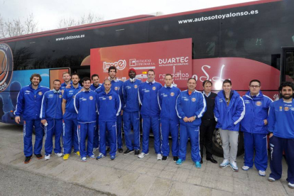 Plantilla y cuerpo técnico del Autocid posan delante del autobús antes de partir a Lleida, ayer.-ISRAEL L. MURILLO