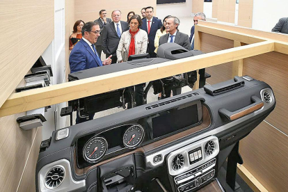 Jesús Pascual explica a la ministra los detalles del concept car en presencia de Ernesto Antolín y otros invitados.-ECB