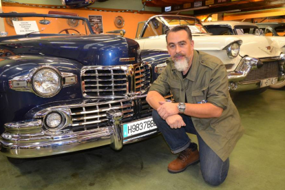 José Vicente Díez posa con uno de los muchos vehículos clásicos que tiene en su taller-R. F.